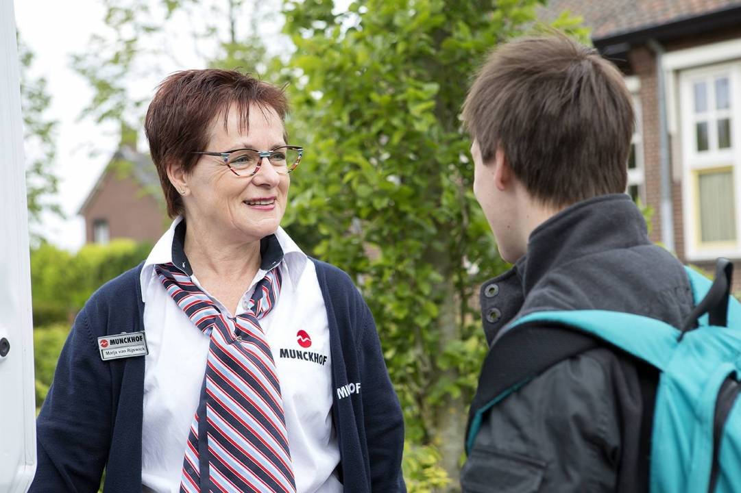 Taxichauffeuse en reiziger groepsvervoer