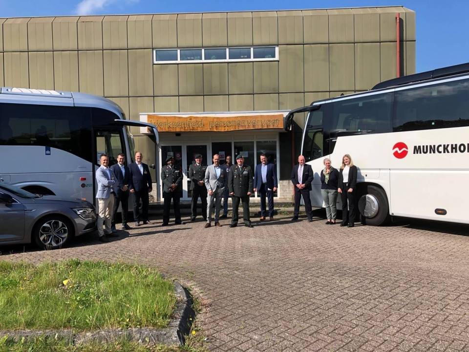 Ministerie van Defensie en Munckhof ondertekenen samenwerking Besloten Busvervoer
